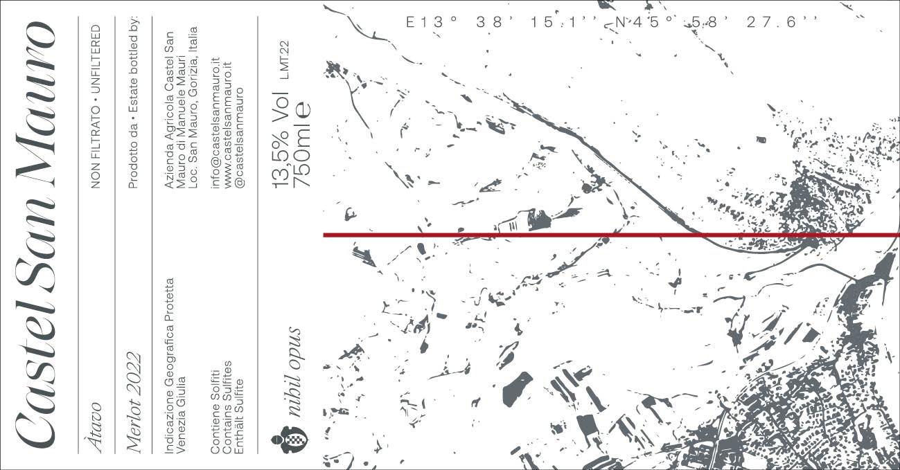 L’etichetta dell’Àtavo Merlot 2022: il logotipo, la mappa del territorio attraversata da una linea rossa e le coordinate