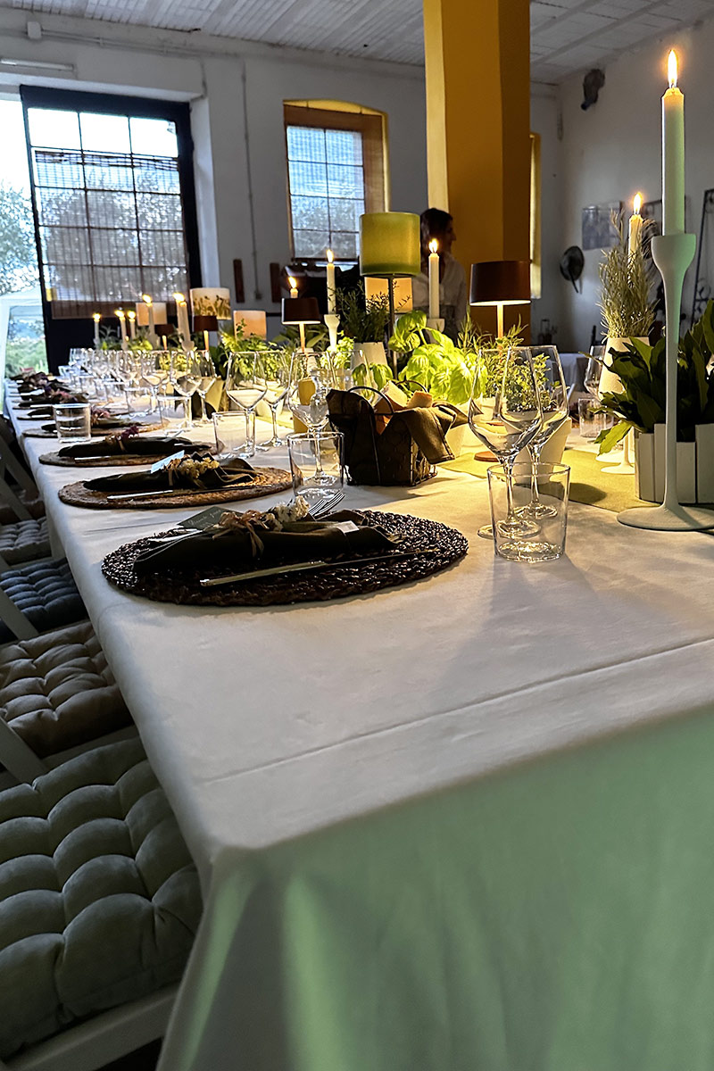 La sala da pranzo apparecchiata per una cena