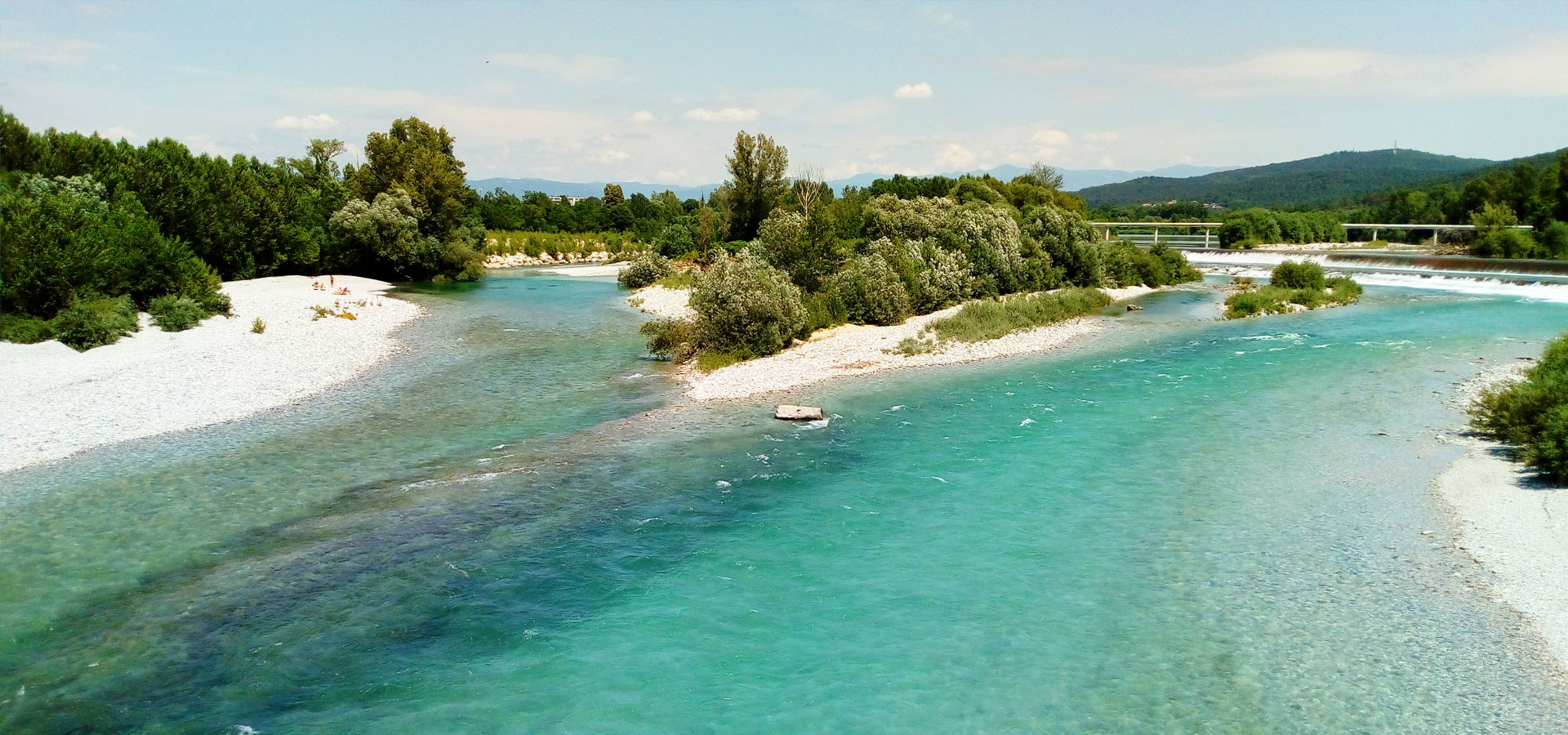 L’Isonzo, con l’acqua turchese e le rive di ghiaia bianca