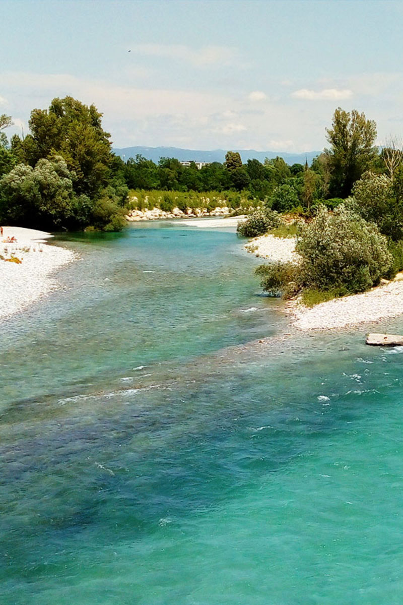 L’Isonzo che scorre turchese tra le rive di ghiaia e la vegetazione