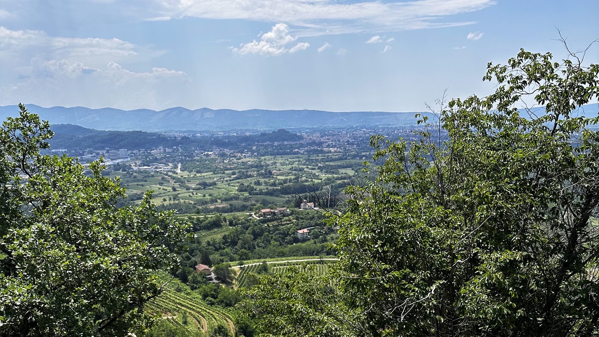 La valle e le colline viste dal Monte Sabotino
