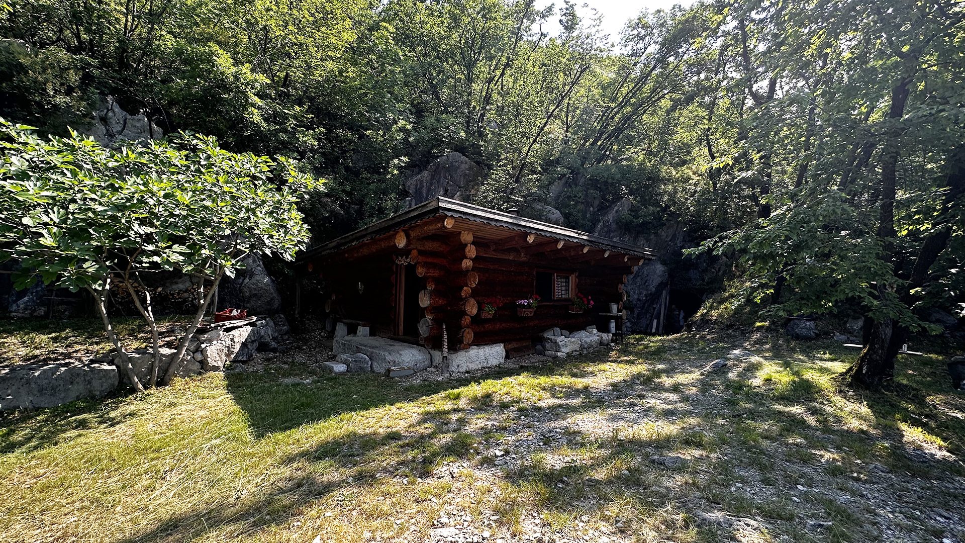 Una baita di legno tra gli alberi del Sabotino