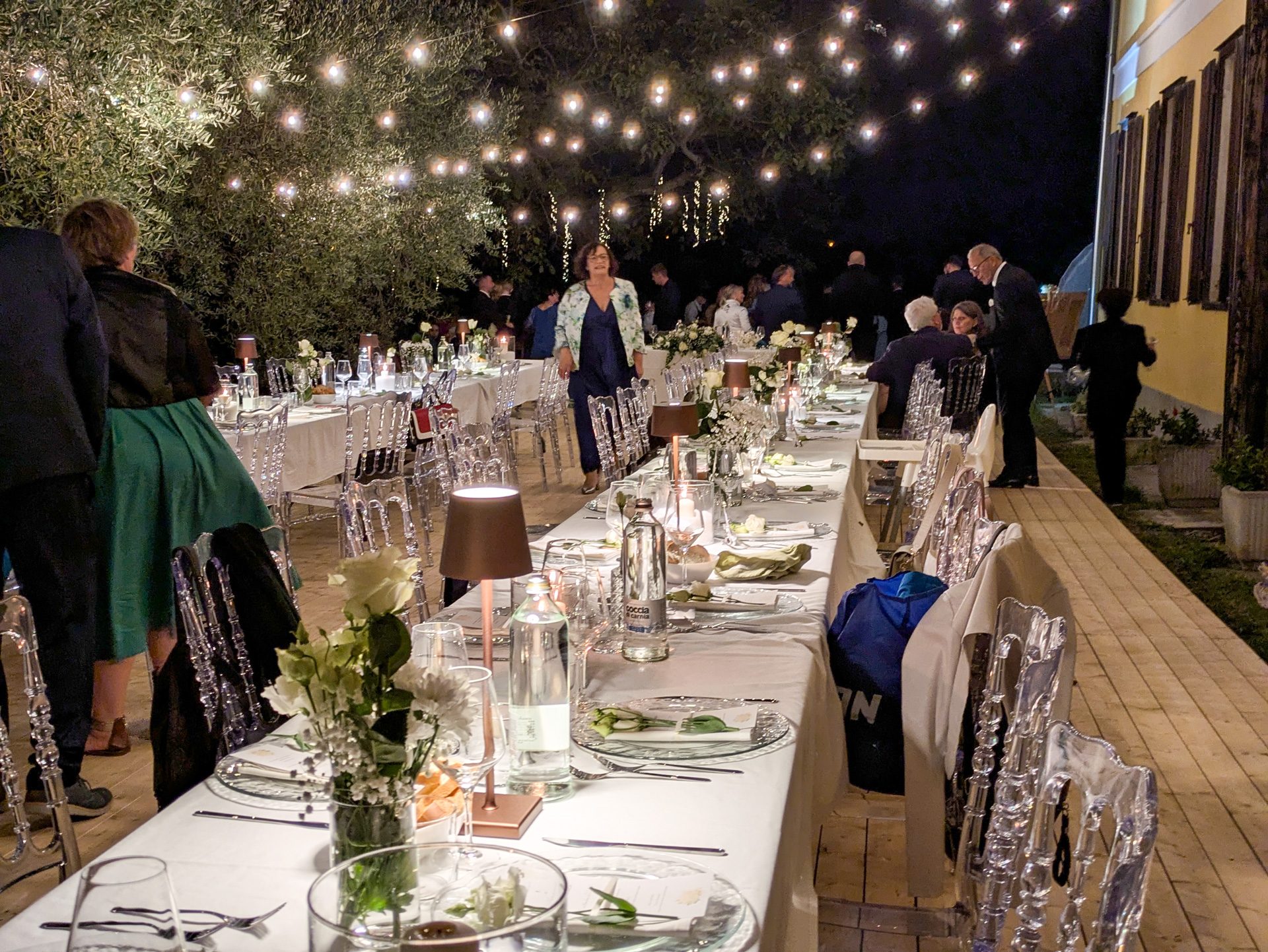 Una cena all’aperto sotto le luci, di sera