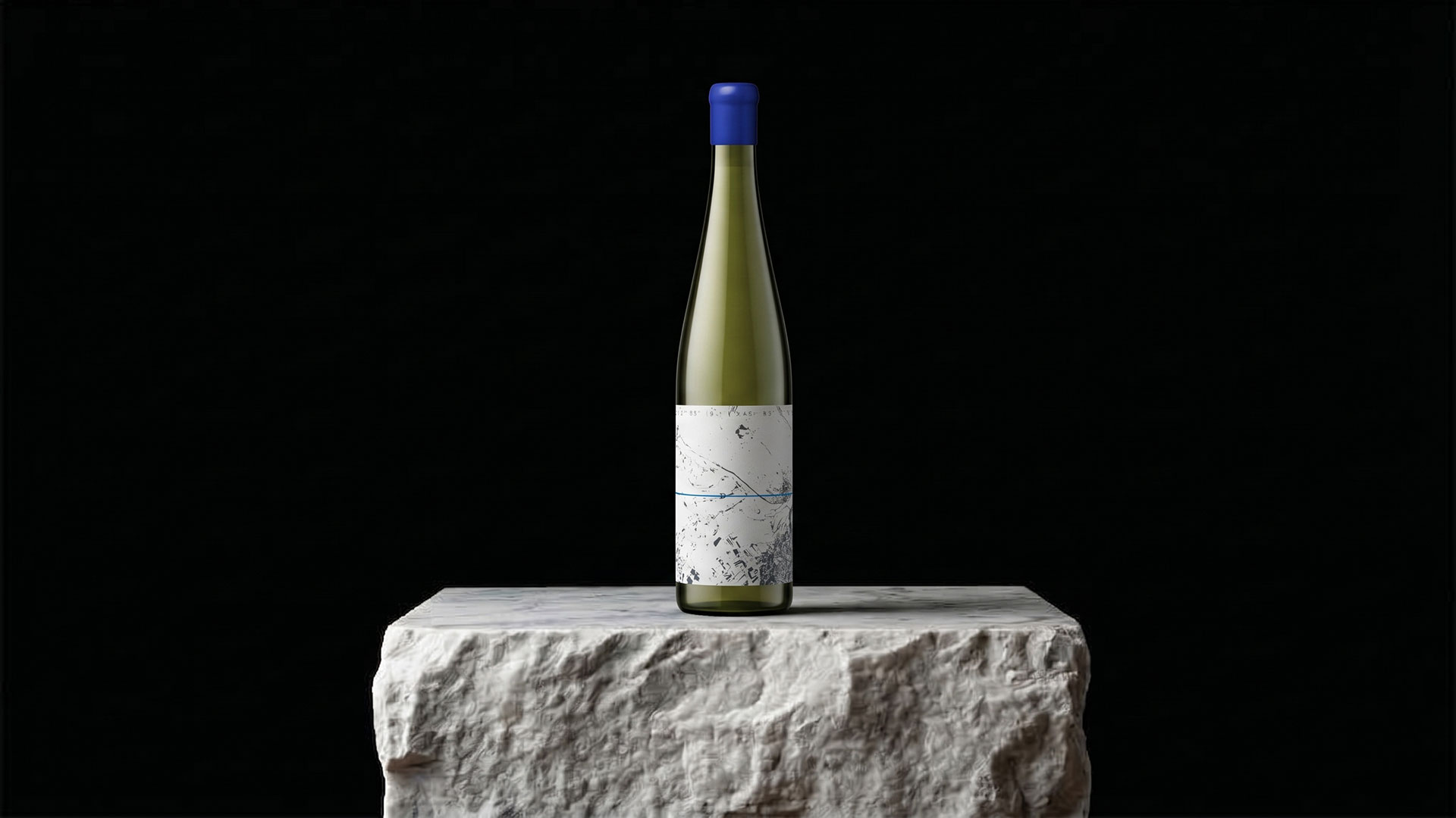 La bottiglia di Cha’ar Chardonnay su un blocco di marmo