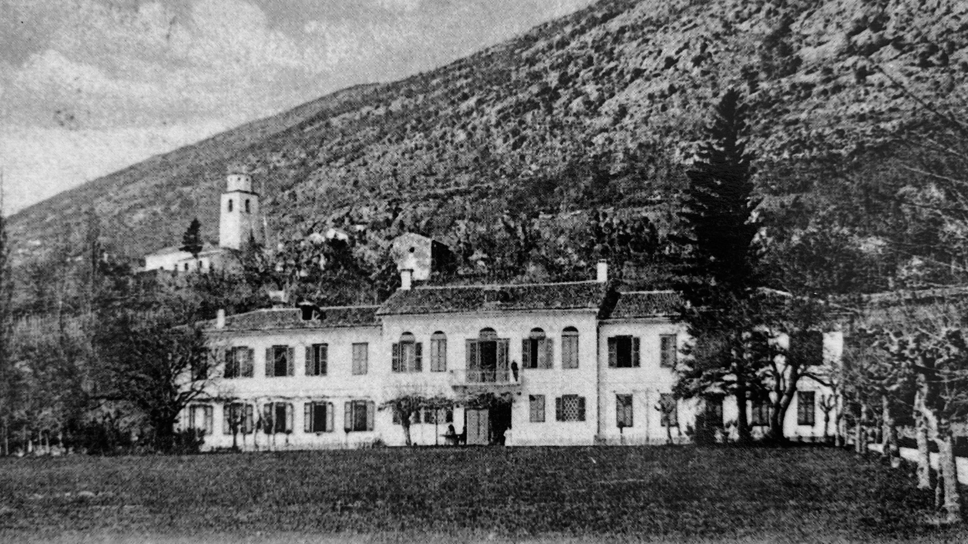 Castel San Mauro in una fotografia d’epoca: la villa, il campanile e il Monte Sabotino alle spalle