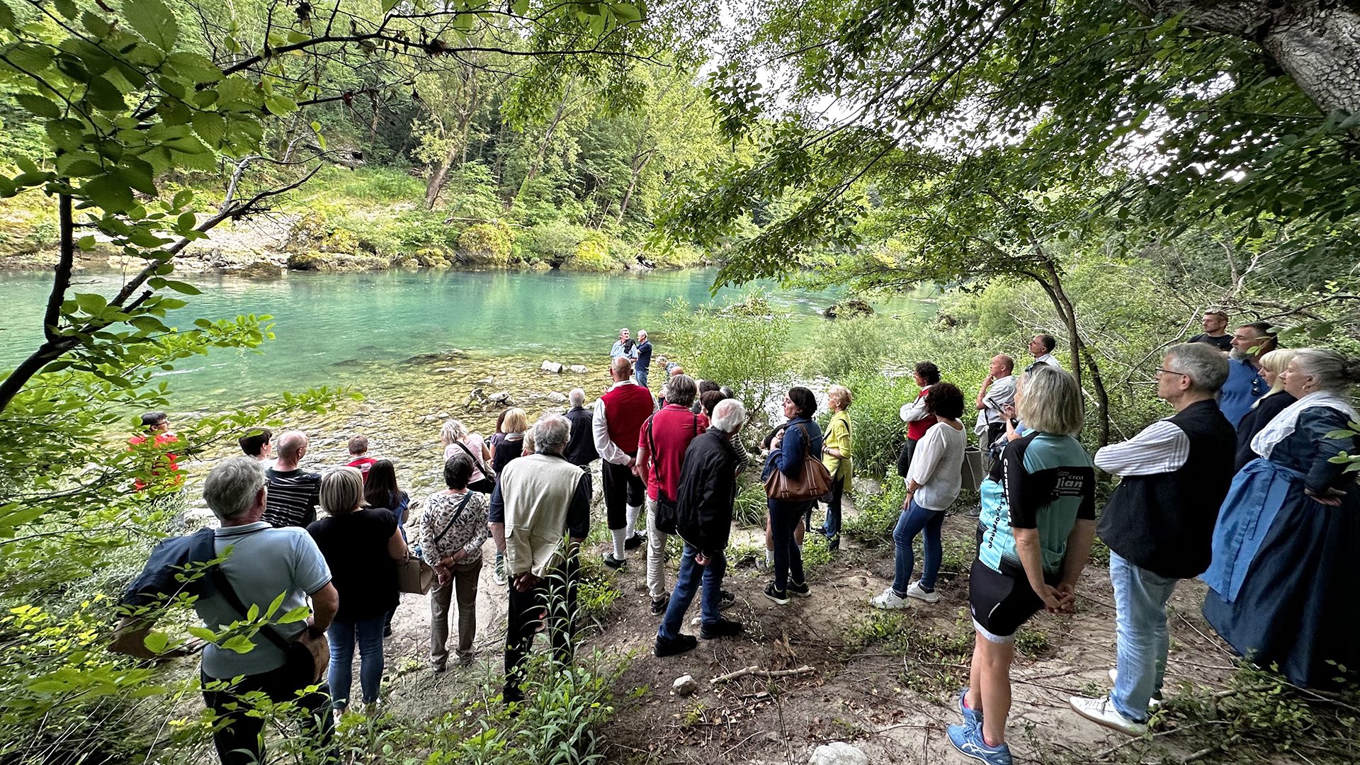 Un gruppo di escursionisti sulla riva dell’Isonzo