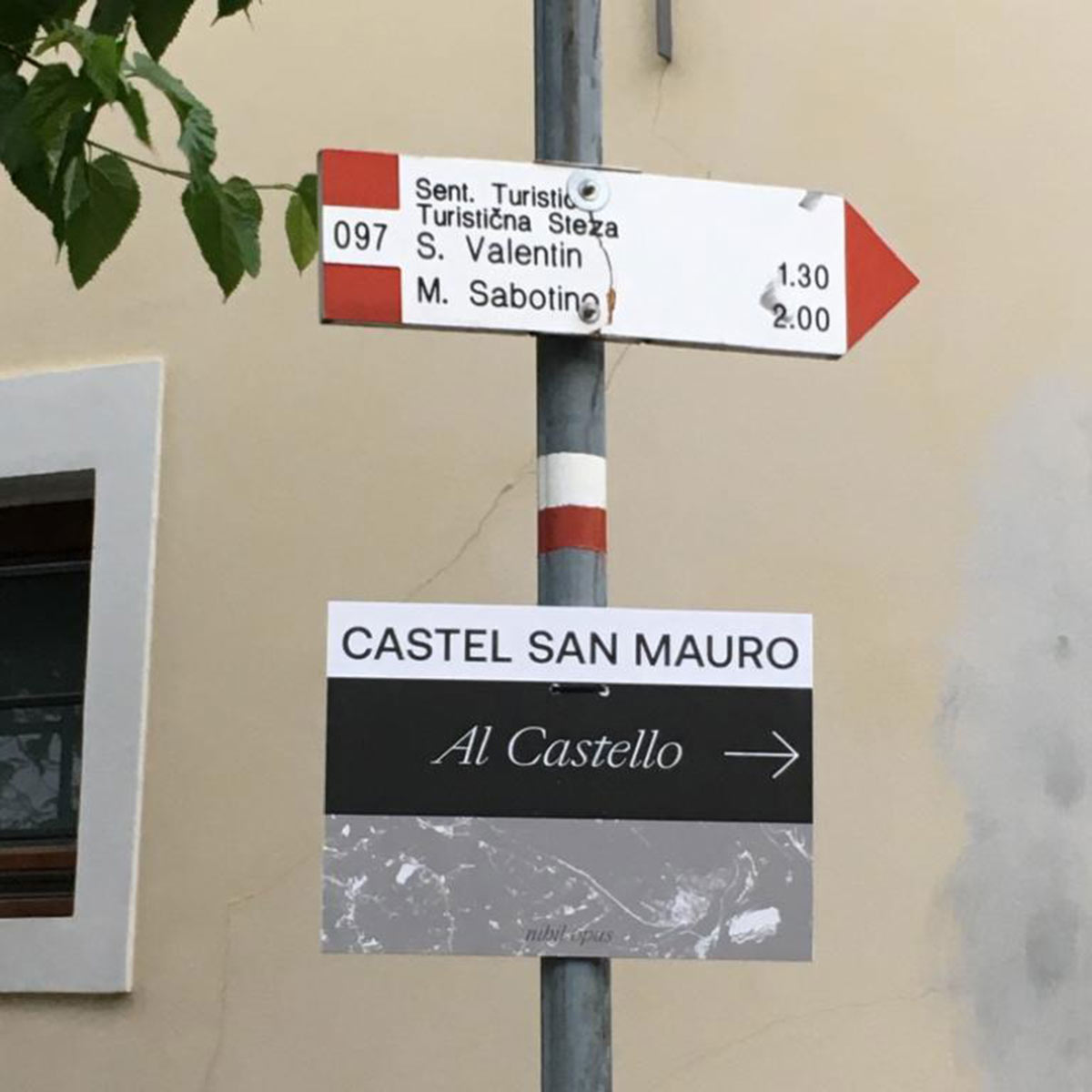 Il cartello del sentiero 097 verso San Valentino e il Monte Sabotino, accanto all’indicazione per Castel San Mauro