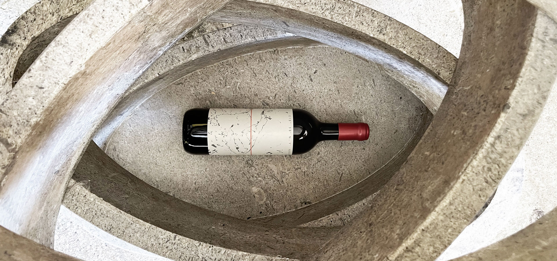 Una bottiglia di Castel San Mauro adagiata dentro il NOE, il contenitore di marmo